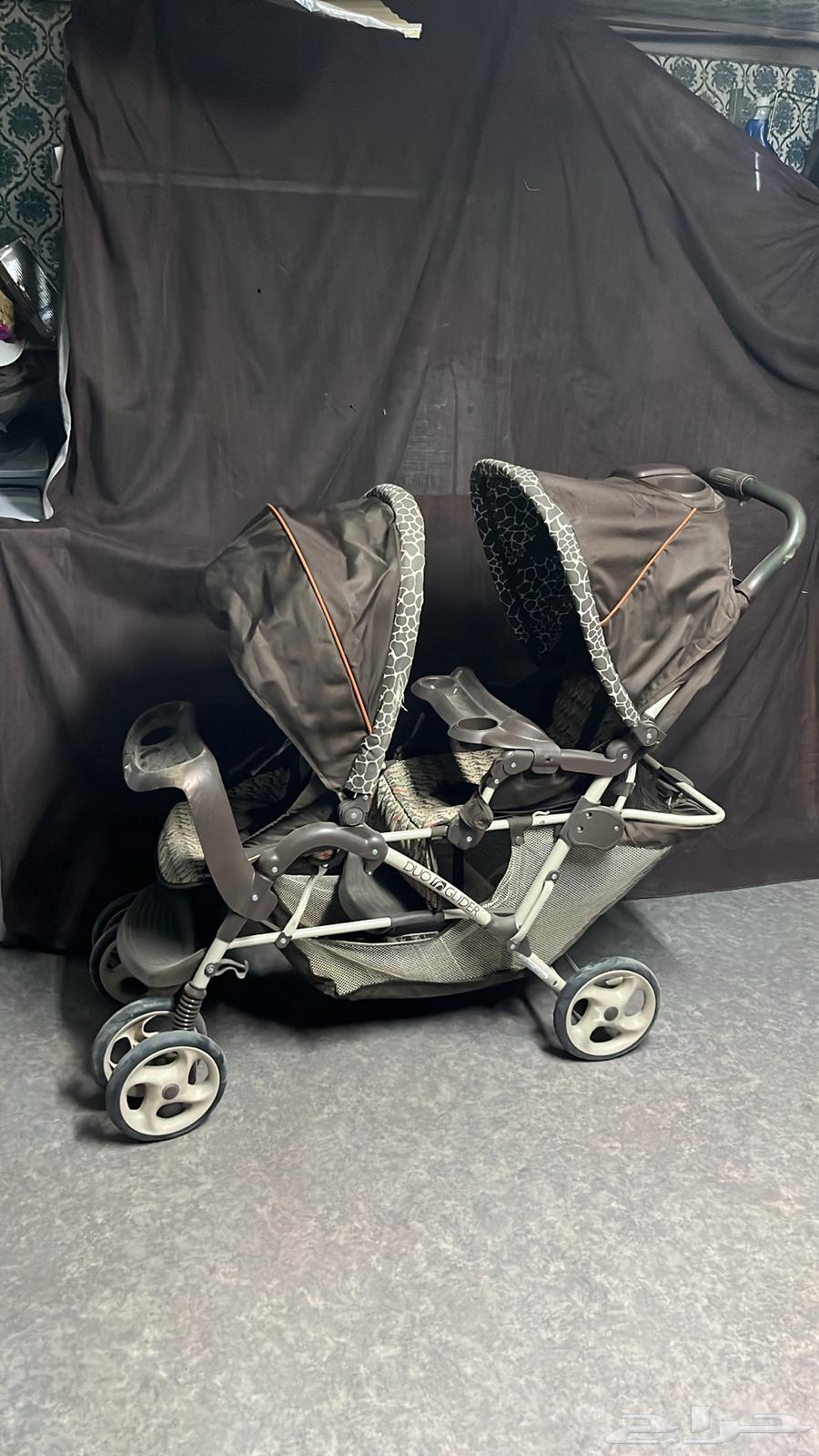 عربيةاطفال حقت ثنين شبه الجديده للبيع .64444539800577111