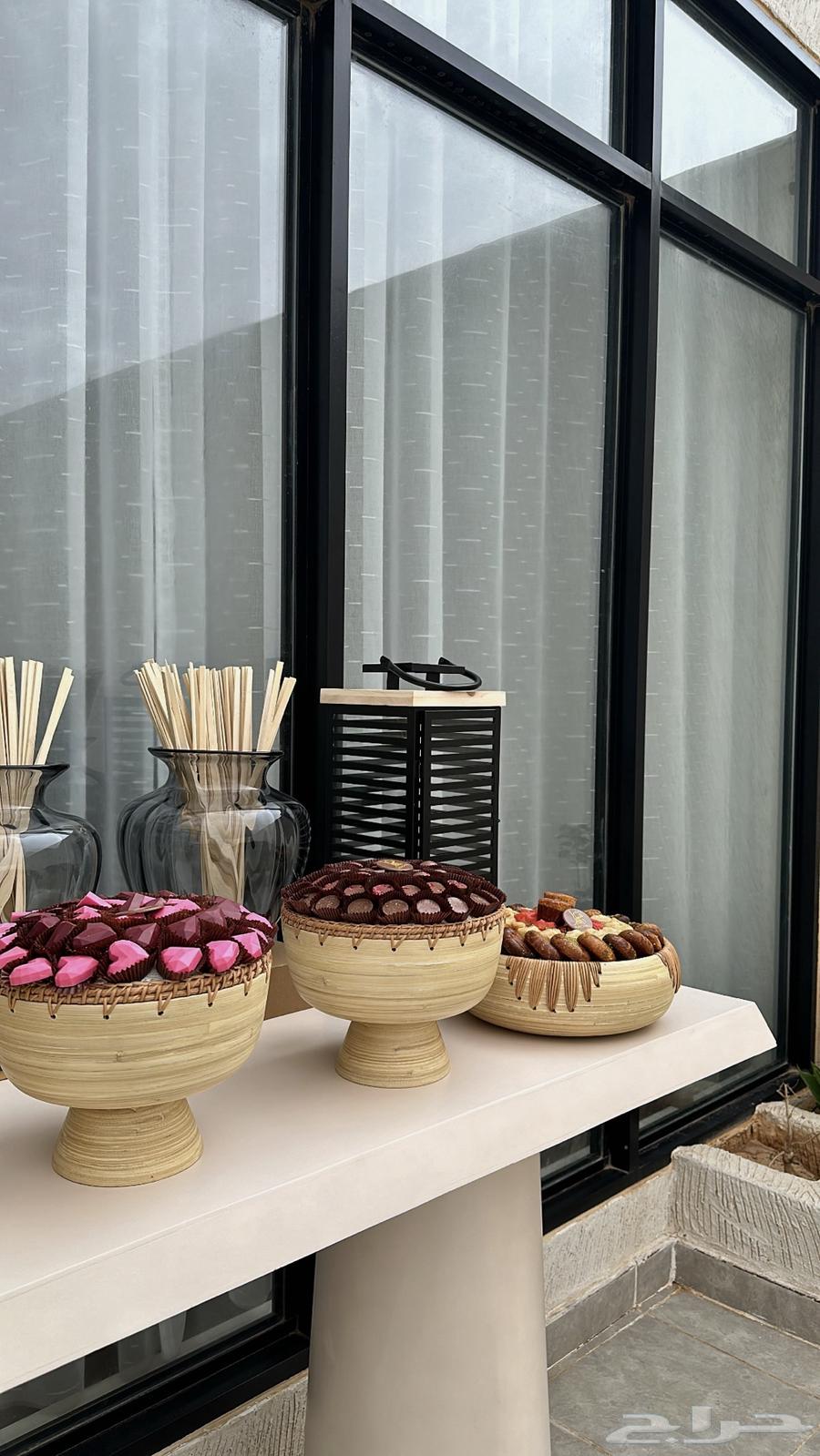 Table for sale with all accessories and price included64442966177665111