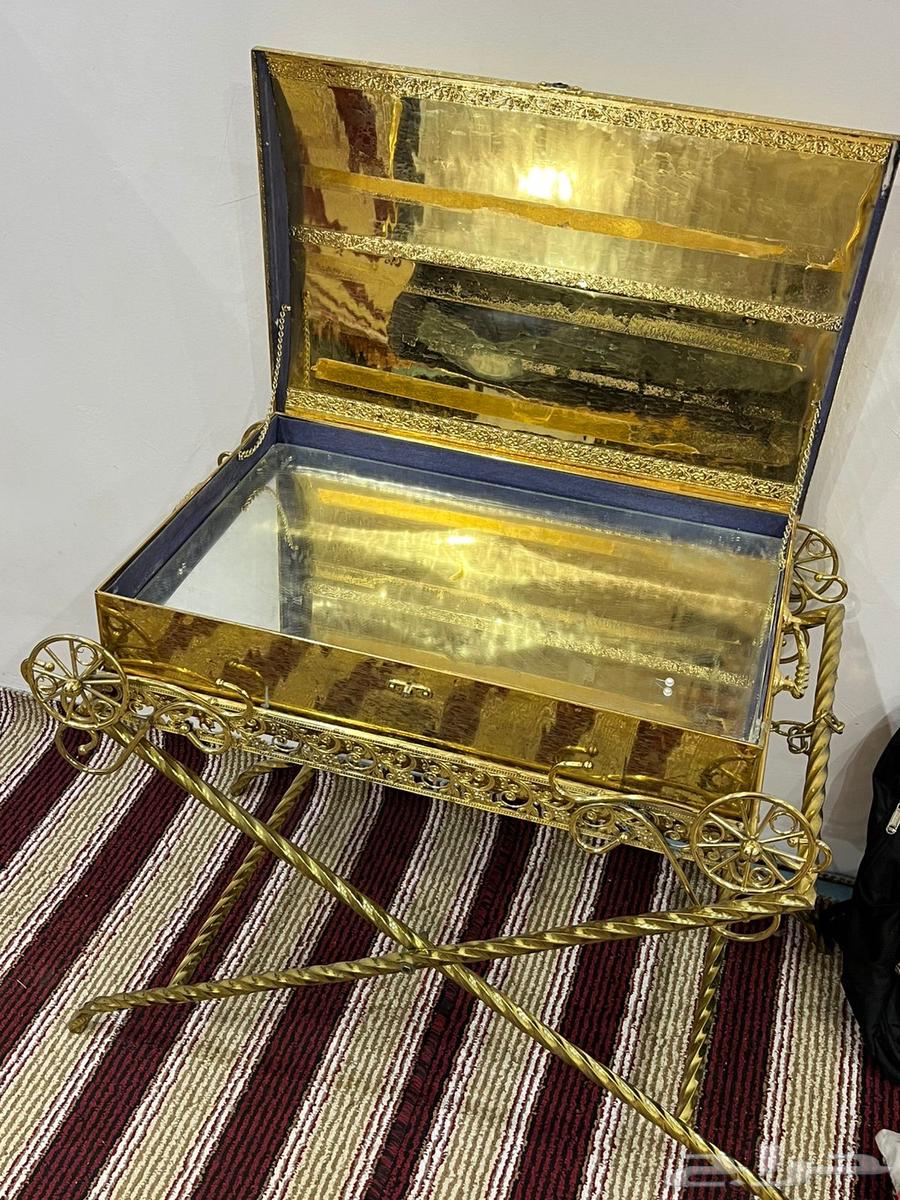 طاولة للبيع لون ذهبي64444727709314110