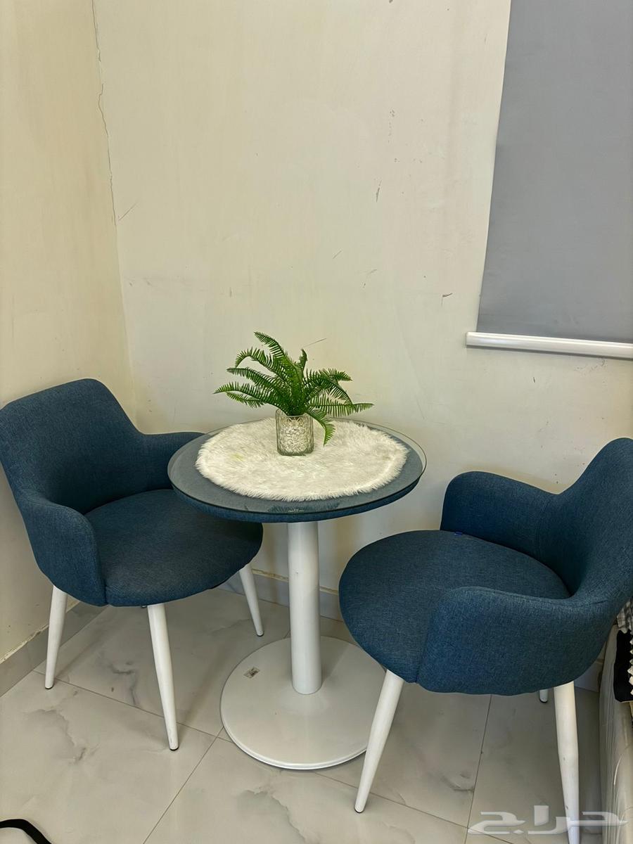 طاوله مع كراسي جديد مالها سنه عندي64448820124675111