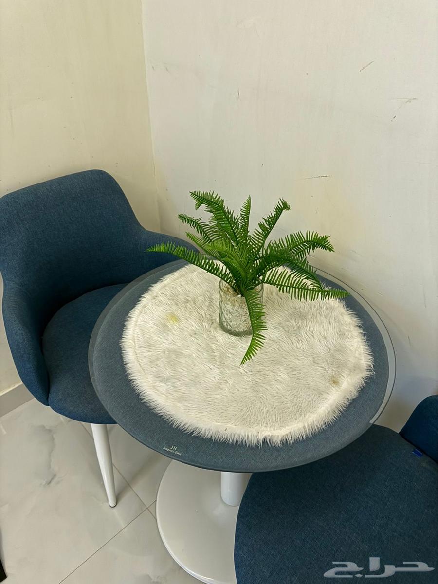 طاوله مع كراسي جديد مالها سنه عندي64448820124675110