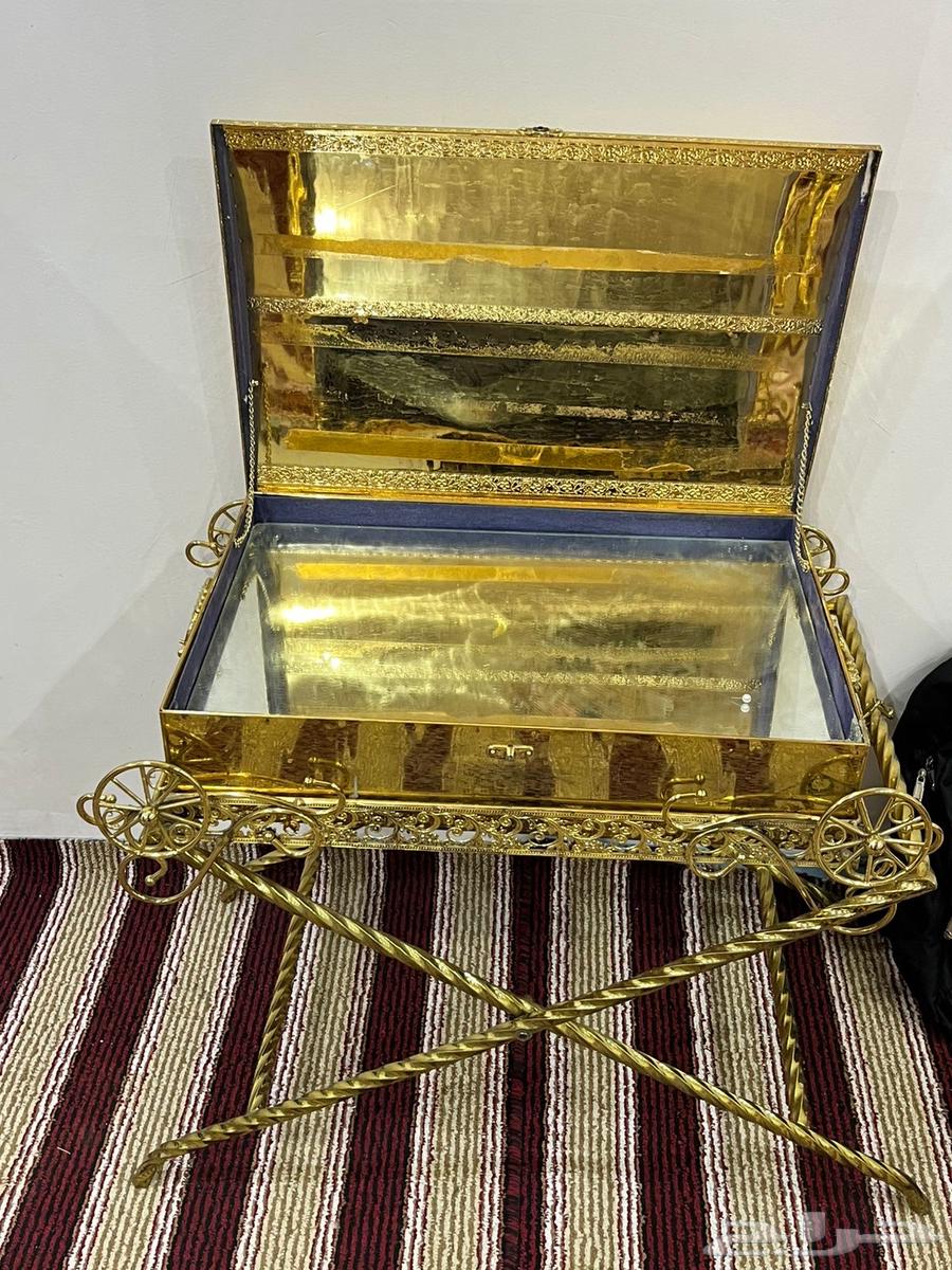 طاولة للبيع لون ذهبي64444727709314111