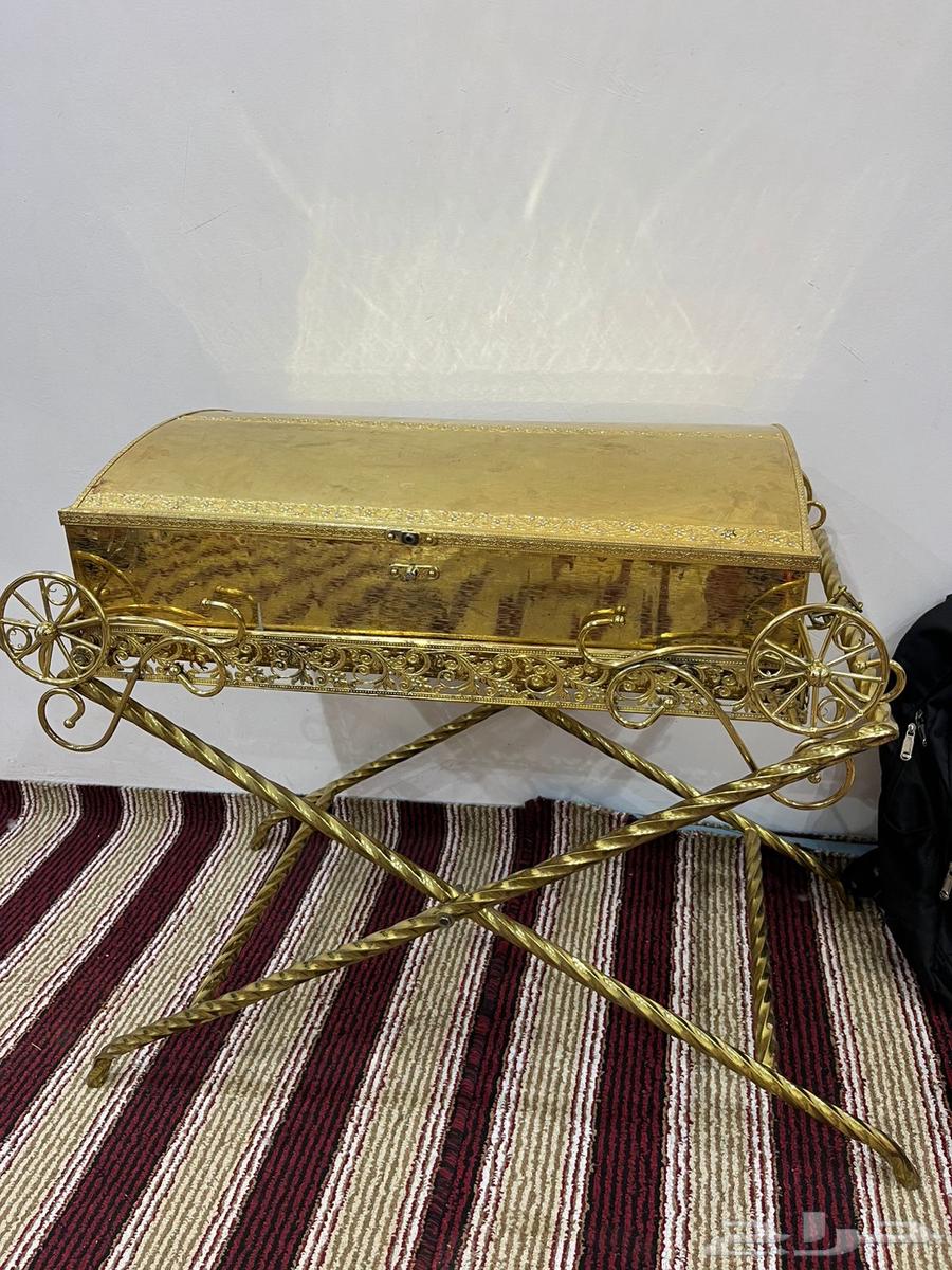 طاولة للبيع لون ذهبي64444727709314112