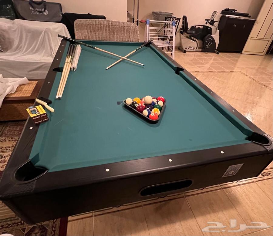 طاولة بلياردو جديدة والعصي جديدة ومعها مكتب كلاسيكي فخم مص64443560620033110