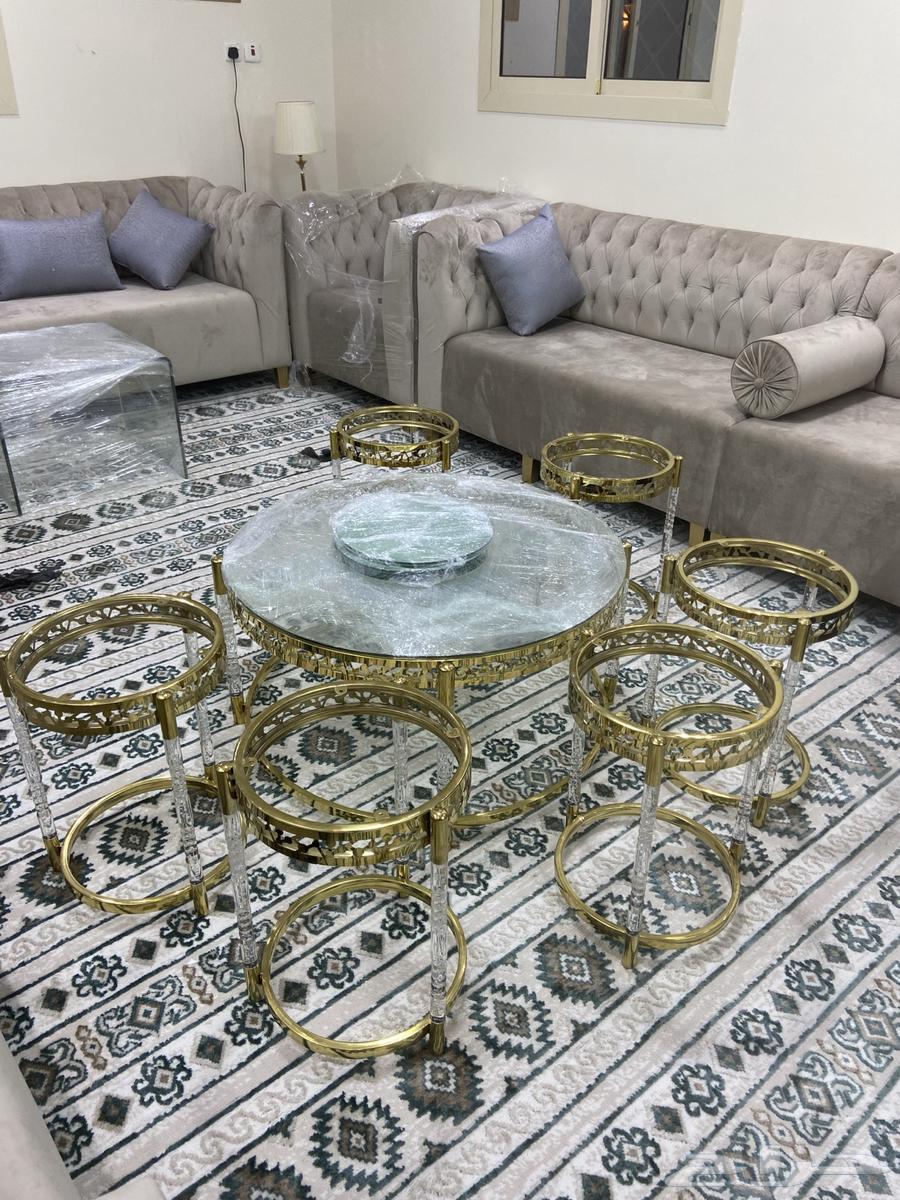 Round table with clean side tables64442516150659111