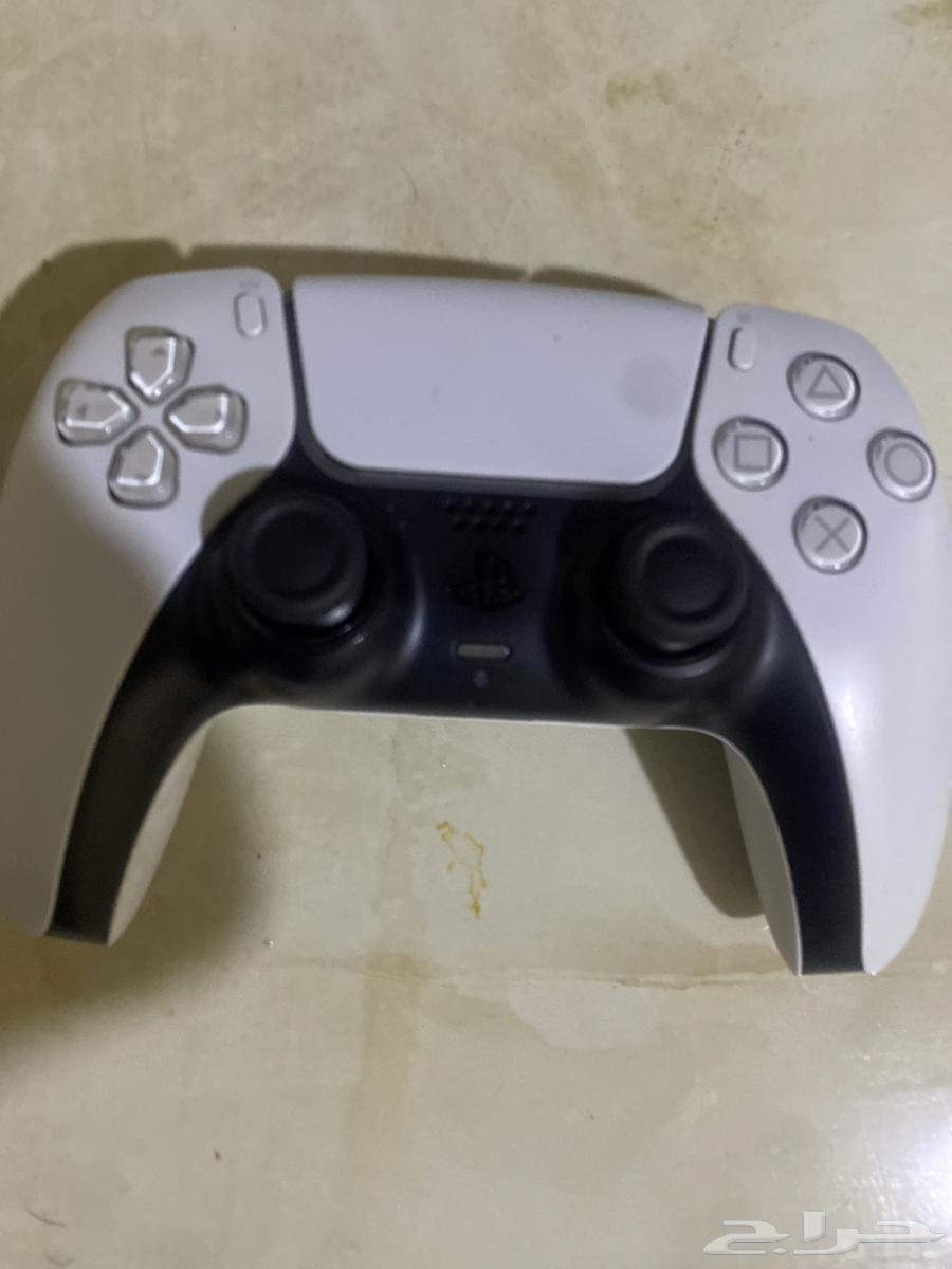 Clean PlayStation 5 controller that comes with the Sony64443870095362110
