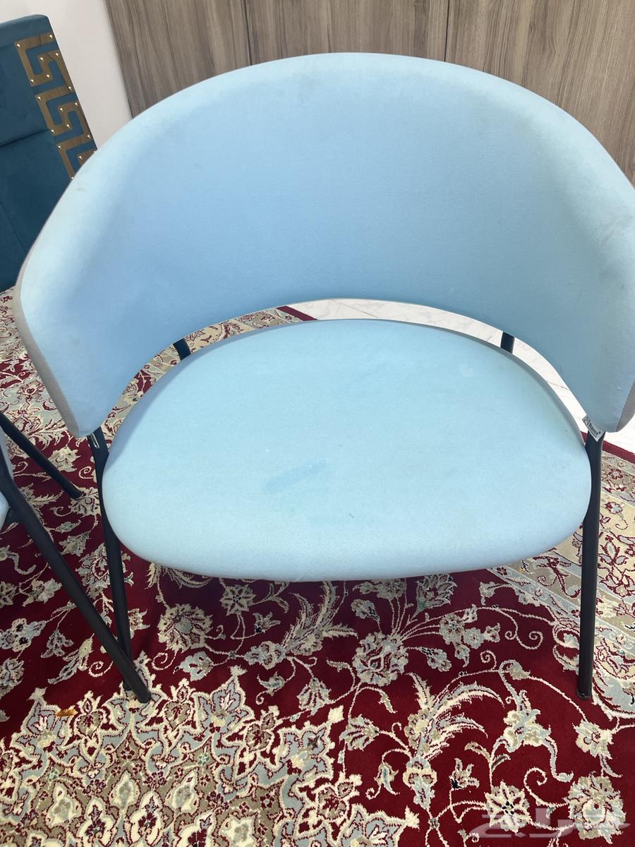 Two chairs and a new table64442323298178112