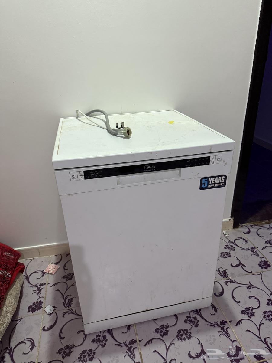 Midea dishwasher is on the floor, I don't know what's wrong with it. It doesn't work64449127637123112