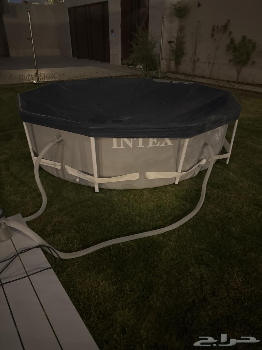 Large swimming pool64447798560259110