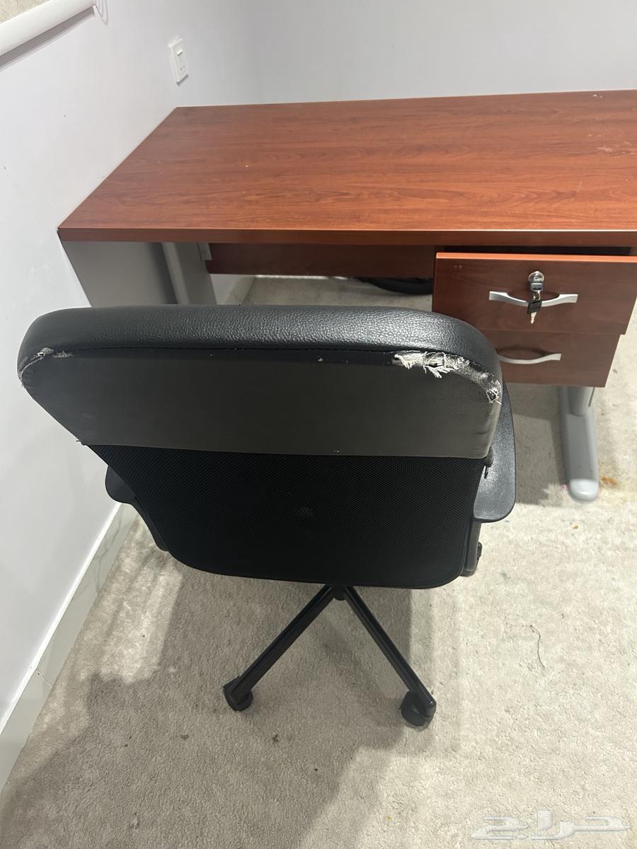 Clean desk with swivel chair64442762206467110