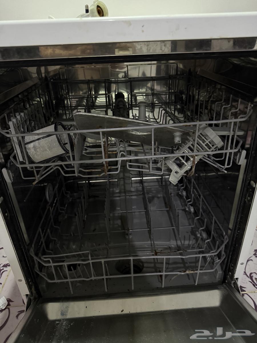 Midea dishwasher is on the floor, I don't know what's wrong with it. It doesn't work64449127637123111