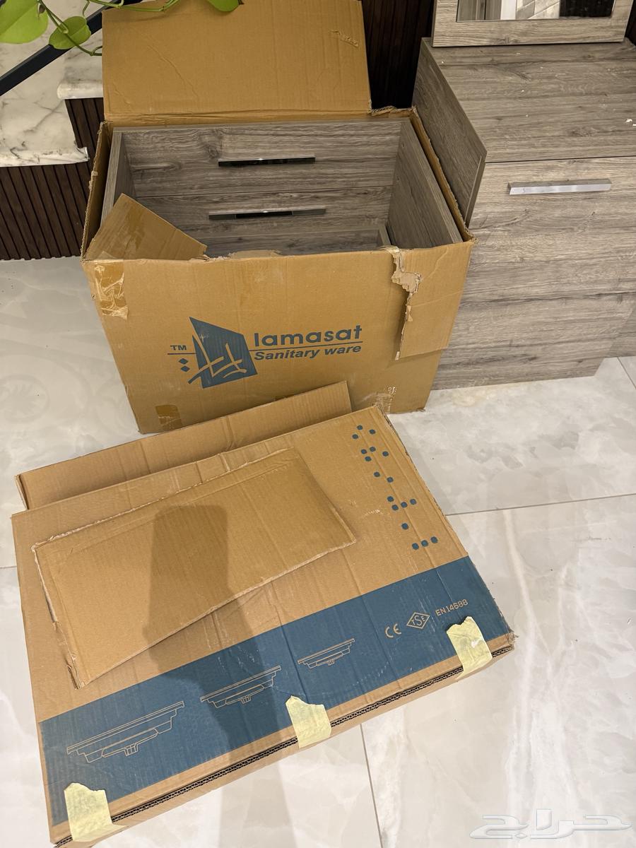 Two washing machines, one new in its box and the other partially still new64447719093633111