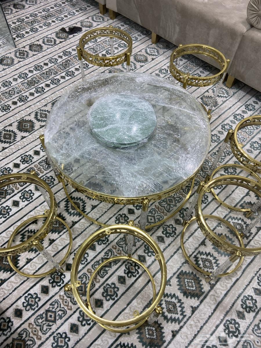 Round table with clean side tables64442516150659112