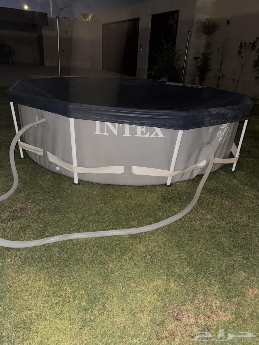 Large swimming pool64447798560259111