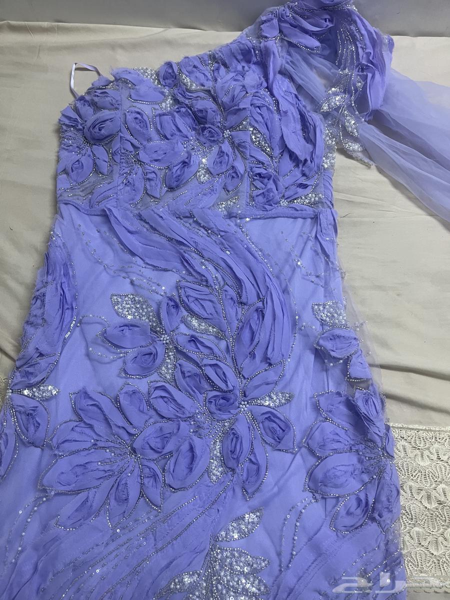 A dress worn for five hours, fits from large to extra large, price 30064447136386819110