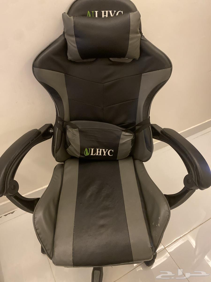 L-shaped table for sale, no damage, with gaming chair64442076211585111