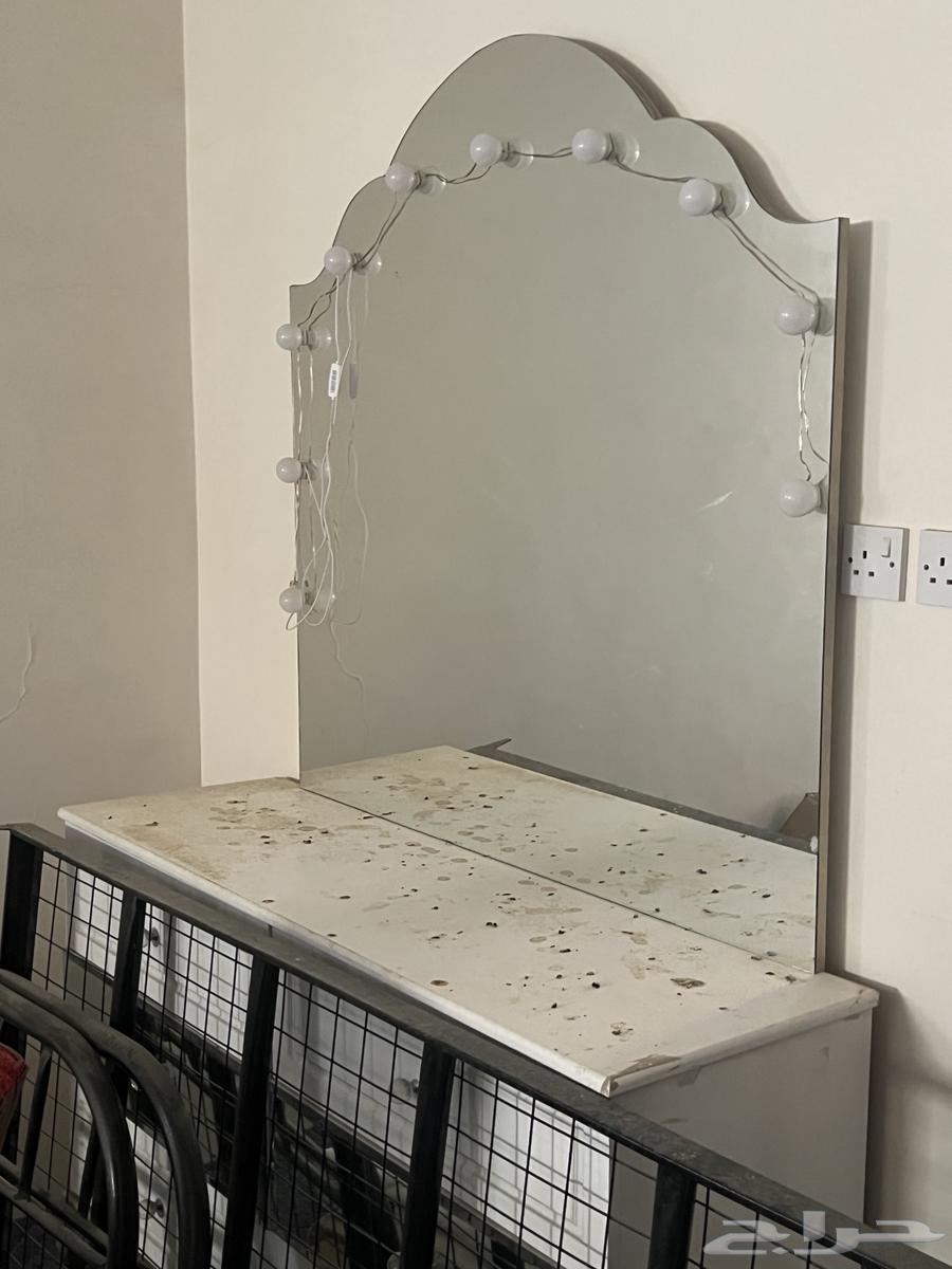 دولاب تسريحه فرشه كلها ب800 جديده مافي سوالب64446631261187111