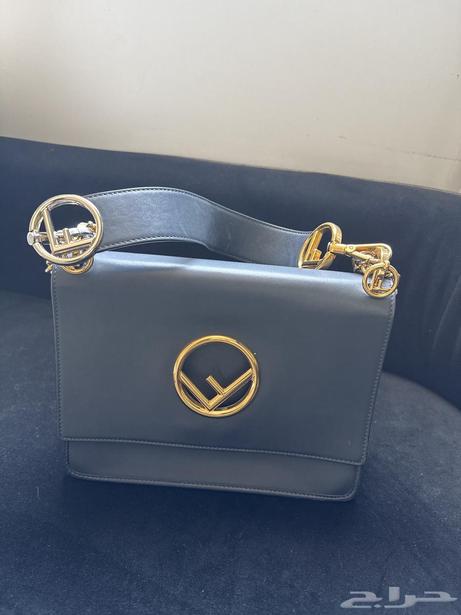 شنطة فندي لون كحلي جديده استعمال خفيف64444566837251110