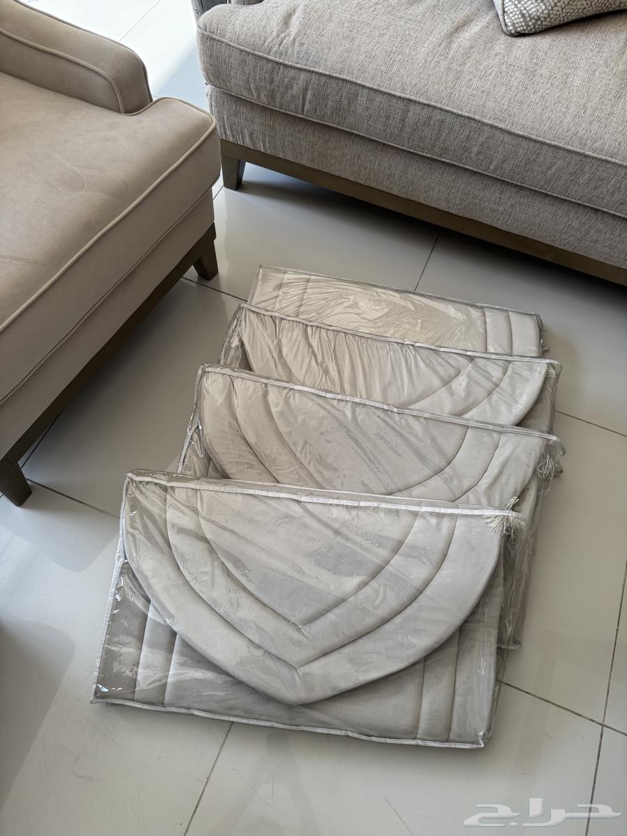 Elegant niche-designed padded rug with soft velvet texture64443843288065110