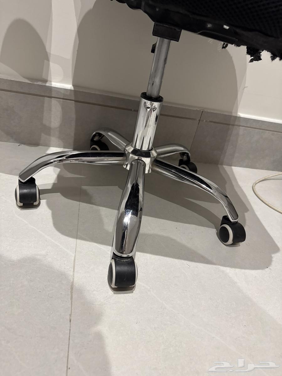 كرسي مكتبي فككته ومالي خلق ارجع اركبه ثانيه للبيع64447402343555111