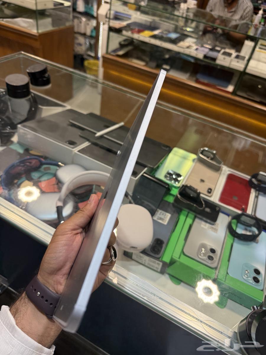 iPad Air 4 256GB with additional chip and charging cable64447798593154113