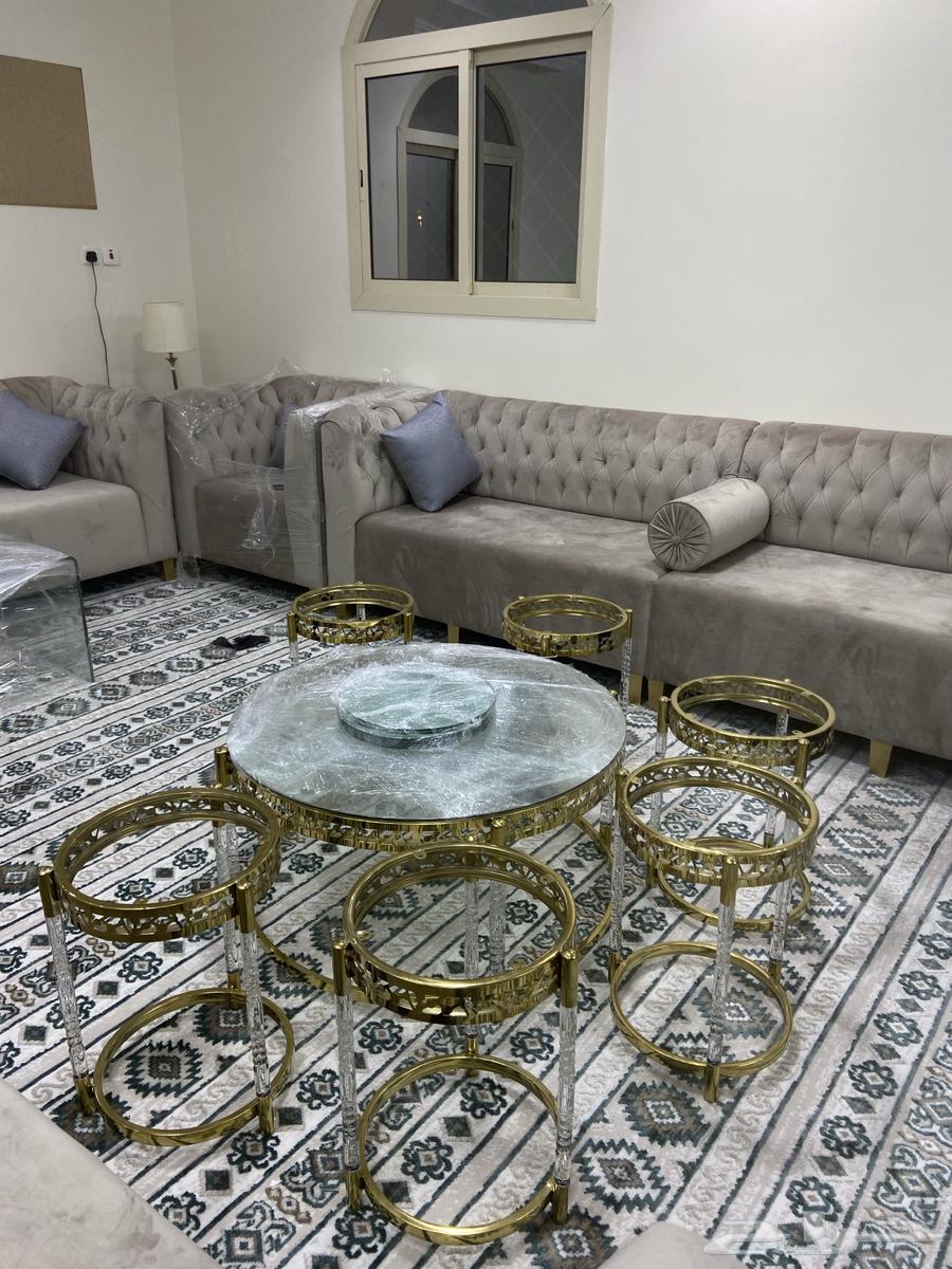 Round table with clean side tables64442516150659110
