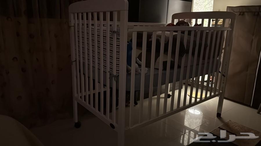 للبيع سرير اطفال خشبي64444580257411112