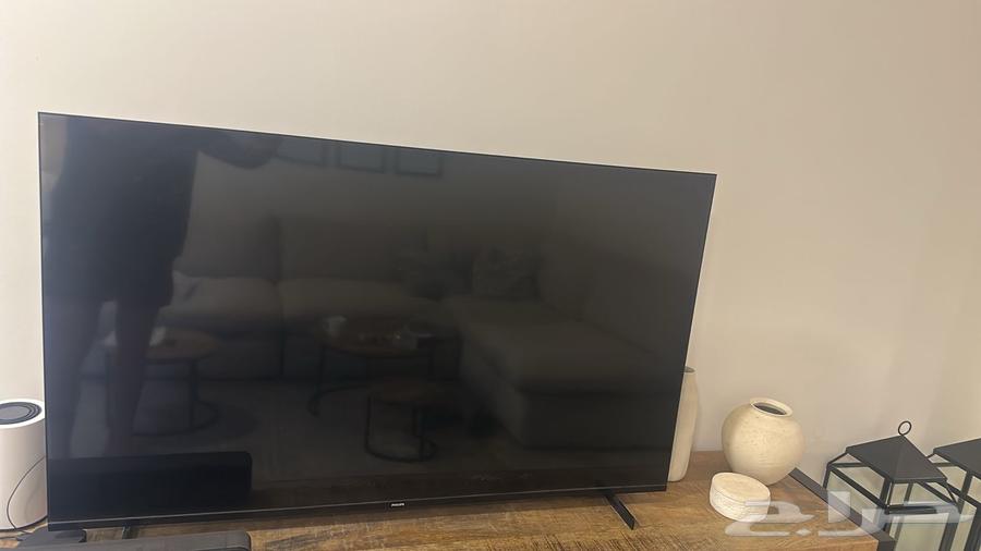 Screen, microwave, internet distributor, and chairs64449543732865110