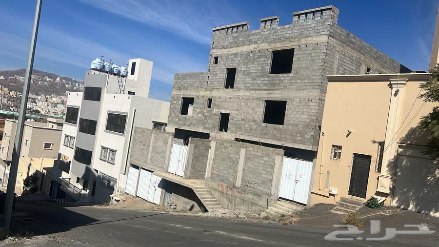 Villa with top floor and three personal use apartments64142381160963113
