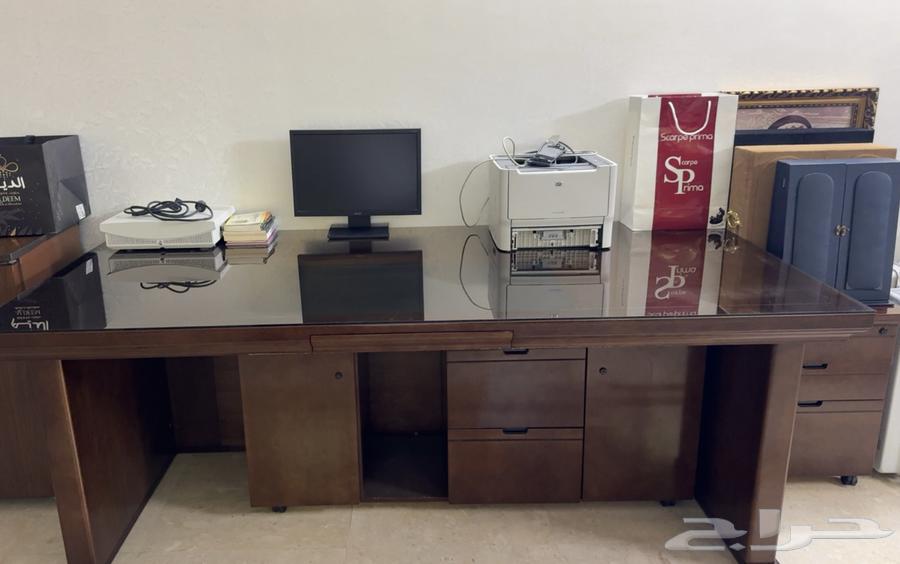 مكتب شبه جديد استخدام منزلي مع قزازه على سطح المكتب للبيع64445865603329110