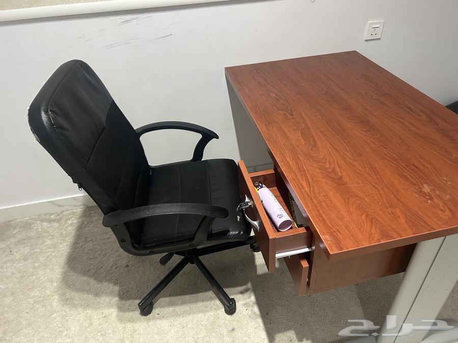 Clean desk with swivel chair64442762206467111