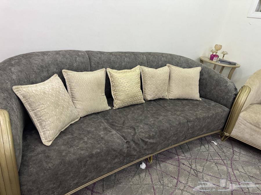 Sofa and table64447560767745114