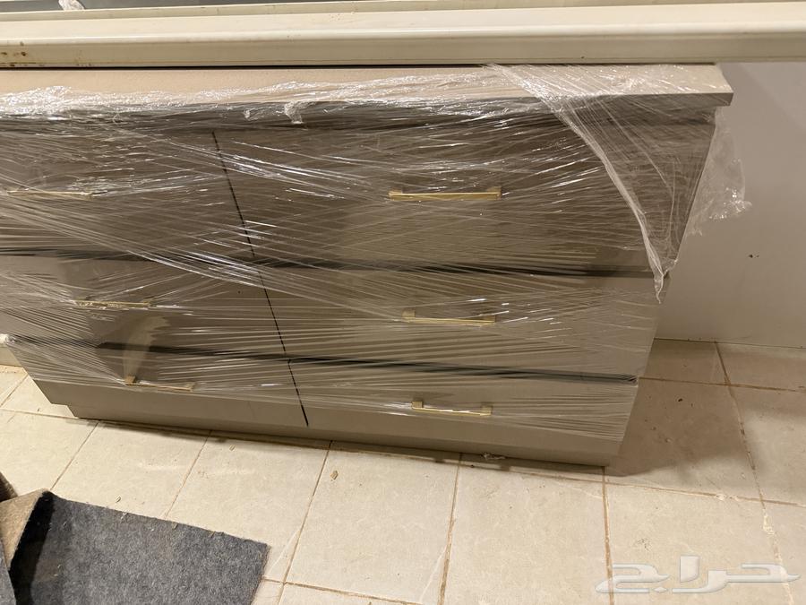 Styling chair with mirror and its chair, new, used for only 4 months64449167658498110