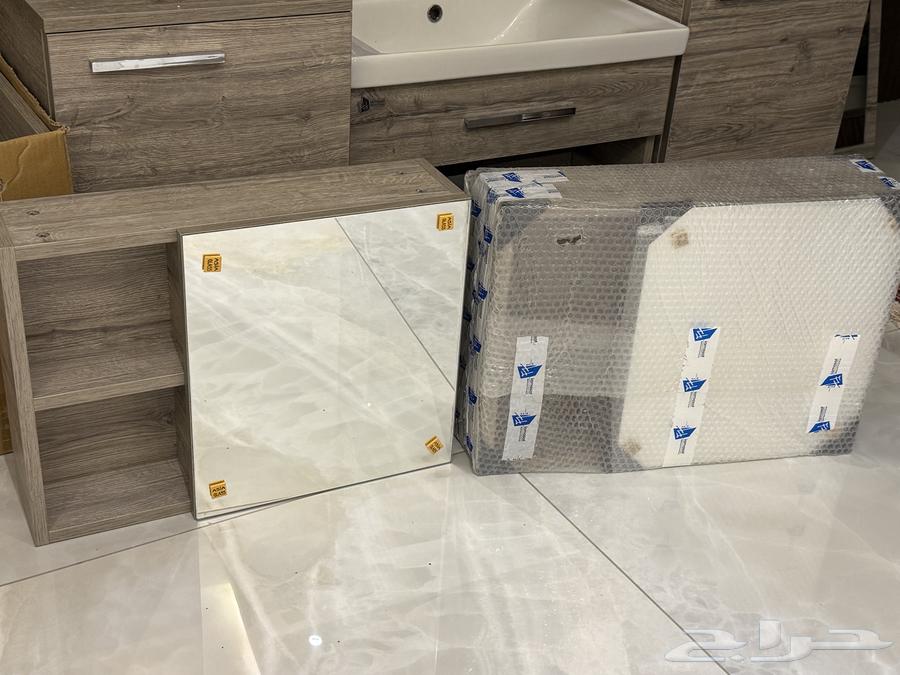 Two washing machines, one new in its box and the other partially still new64447719093633110