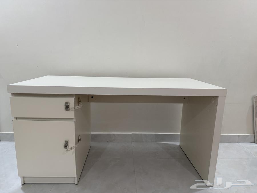 Wooden white desk in good condition, new usage64448793542659111