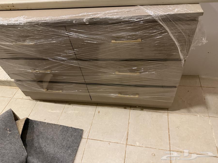 Styling chair with mirror and its chair, new, used for only 4 months64449167658498111