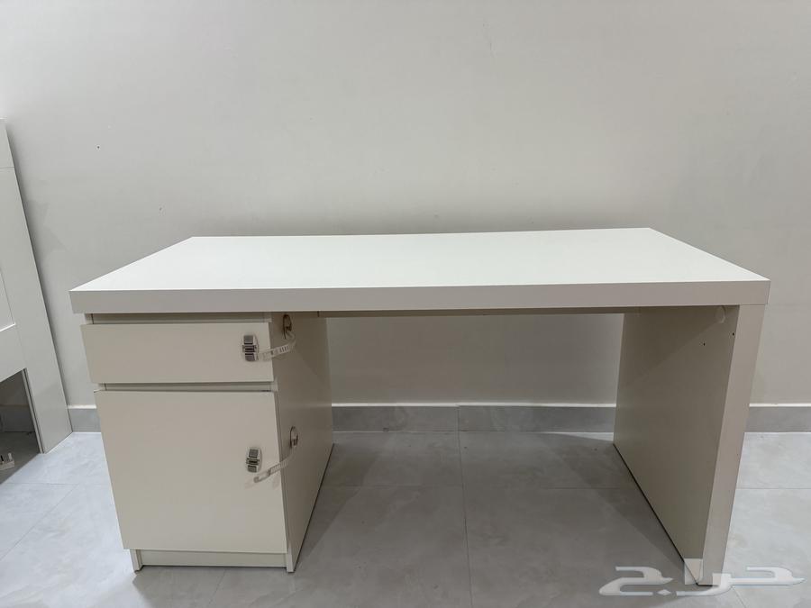Wooden white desk in good condition, new usage64448793542659110