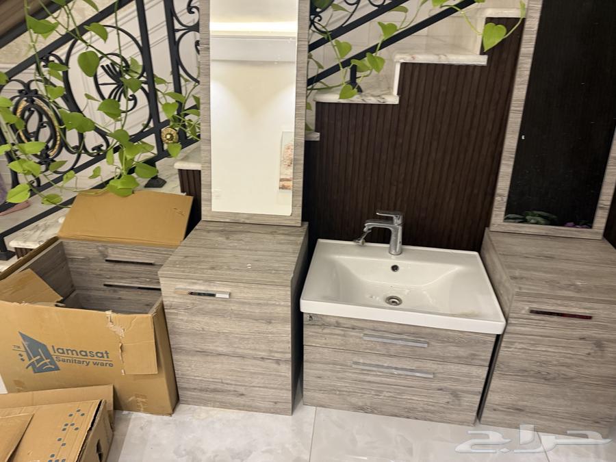 Two washing machines, one new in its box and the other partially still new64447719093633112