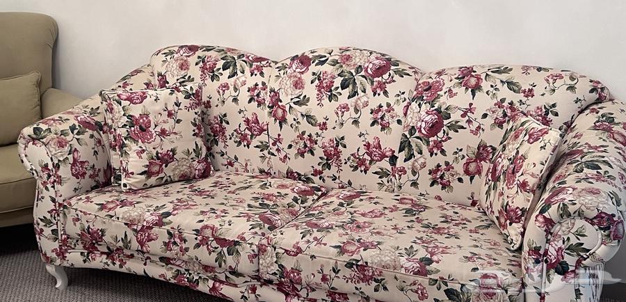 Selling a 5-piece sofa set, 3 large curtains, 2 small curtains, and a carpet64442516110081112