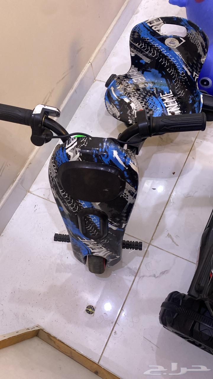 Clean scooter, all accessories available including charger, two keys, and cycle64444231493635110