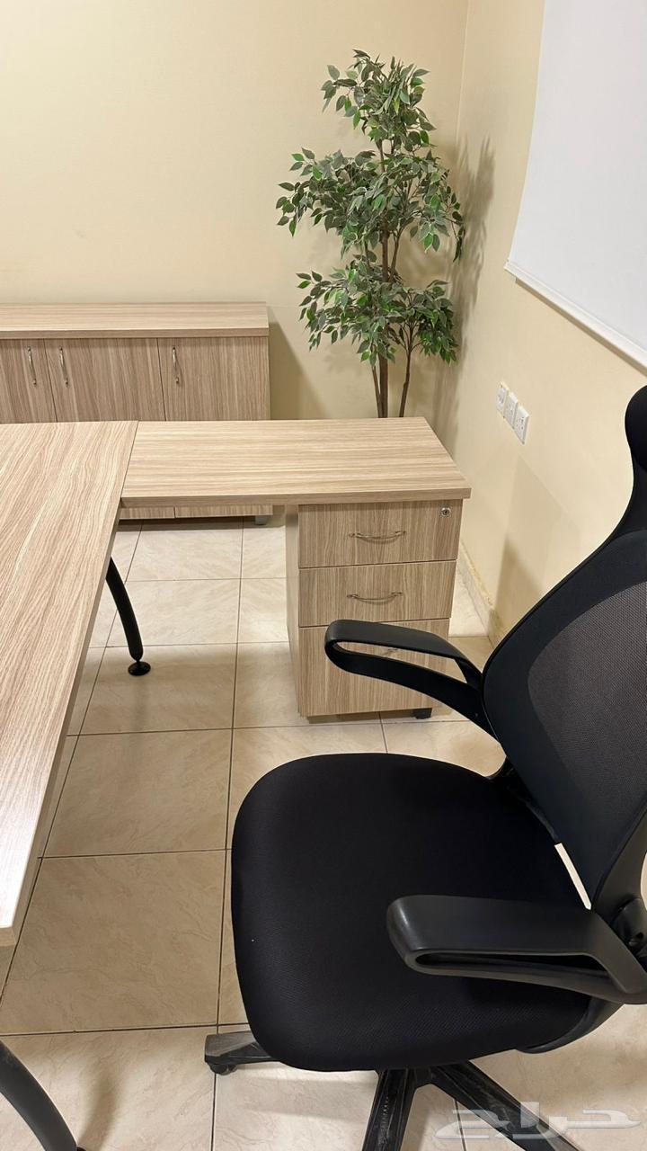 للبيع طاولة مكتب و دولاب و كرسي على السوم64447069054338112