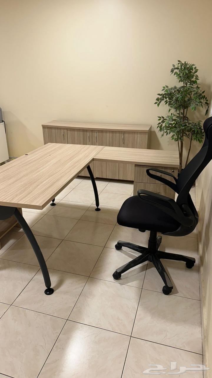 للبيع طاولة مكتب و دولاب و كرسي على السوم64447069054338113