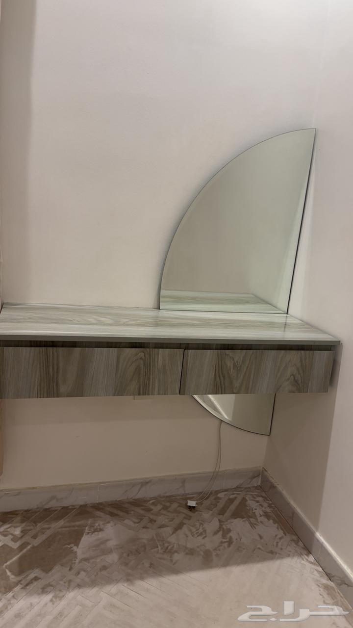 Shelf with clean mirror for sale in Jeddah 20064443722639873110