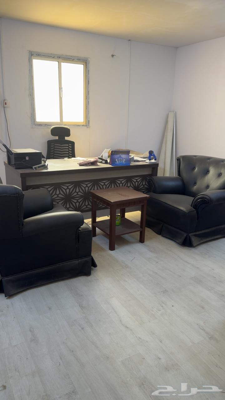 مكتب مع طقم كنب للبيع لم تستخدم نهائيا64444365250435110