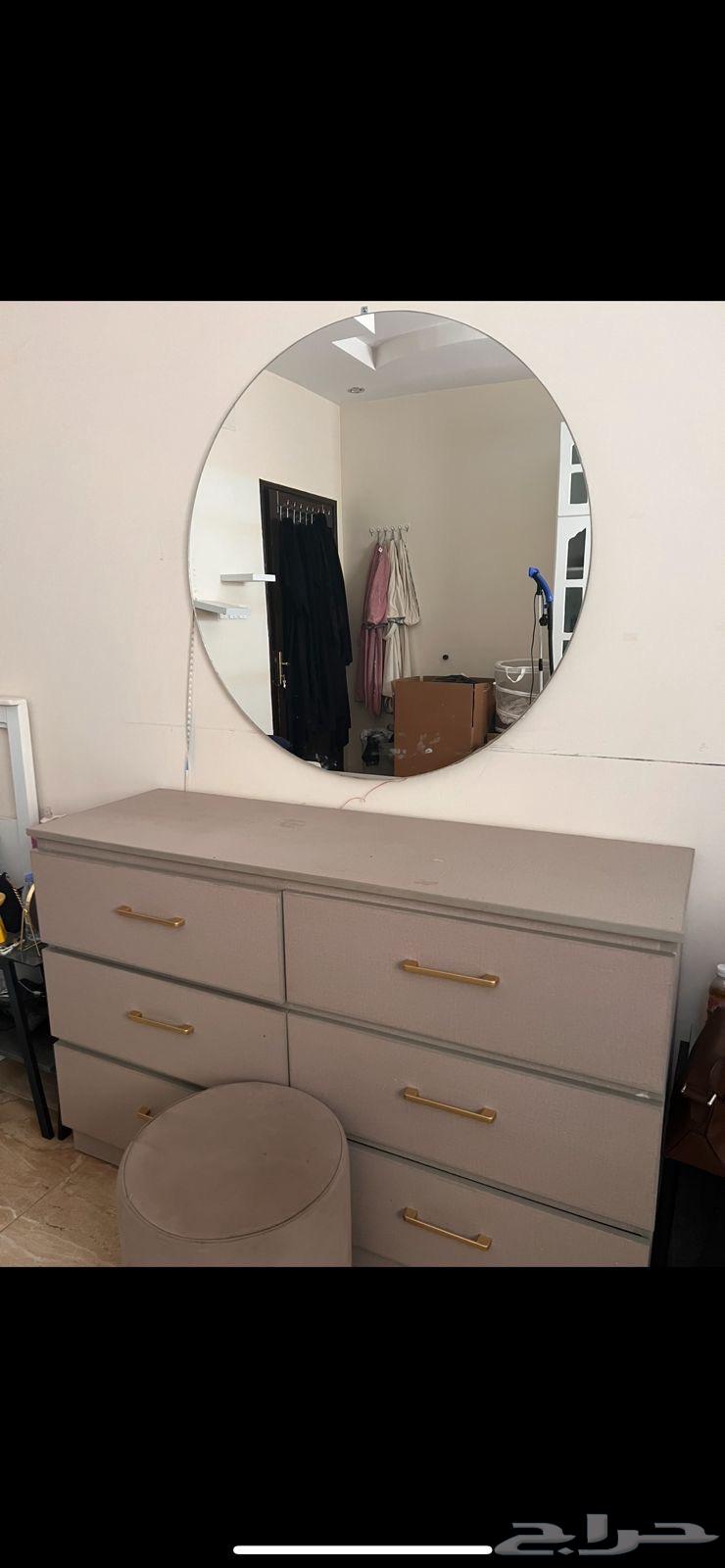 Styling chair with mirror and its chair, new, used for only 4 months64449167658498112