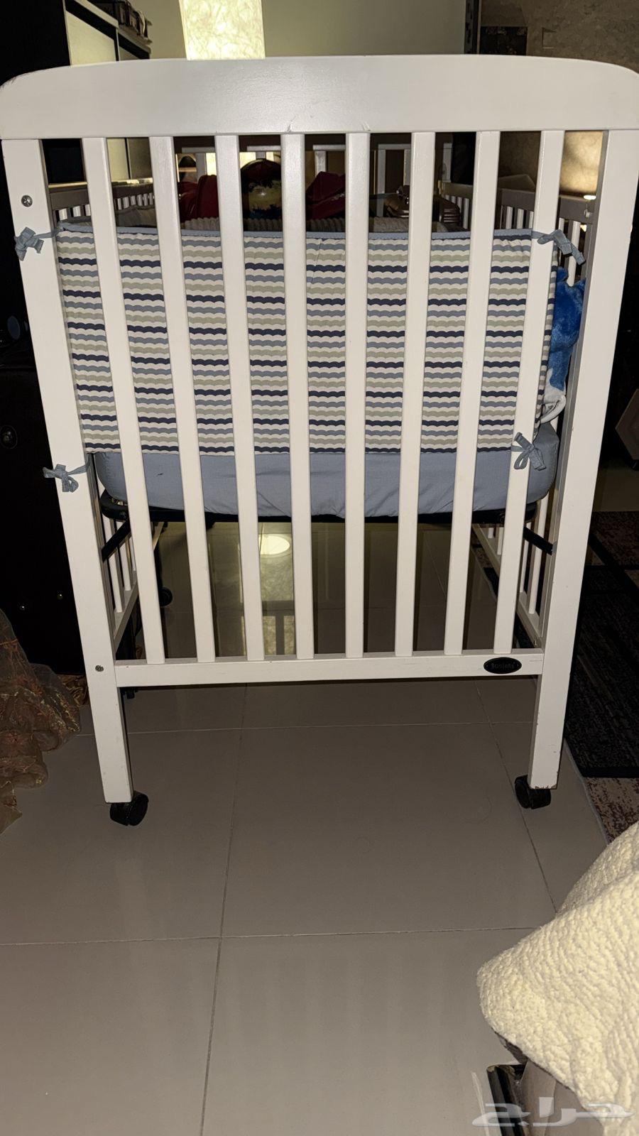 للبيع سرير اطفال خشبي64444580257411110