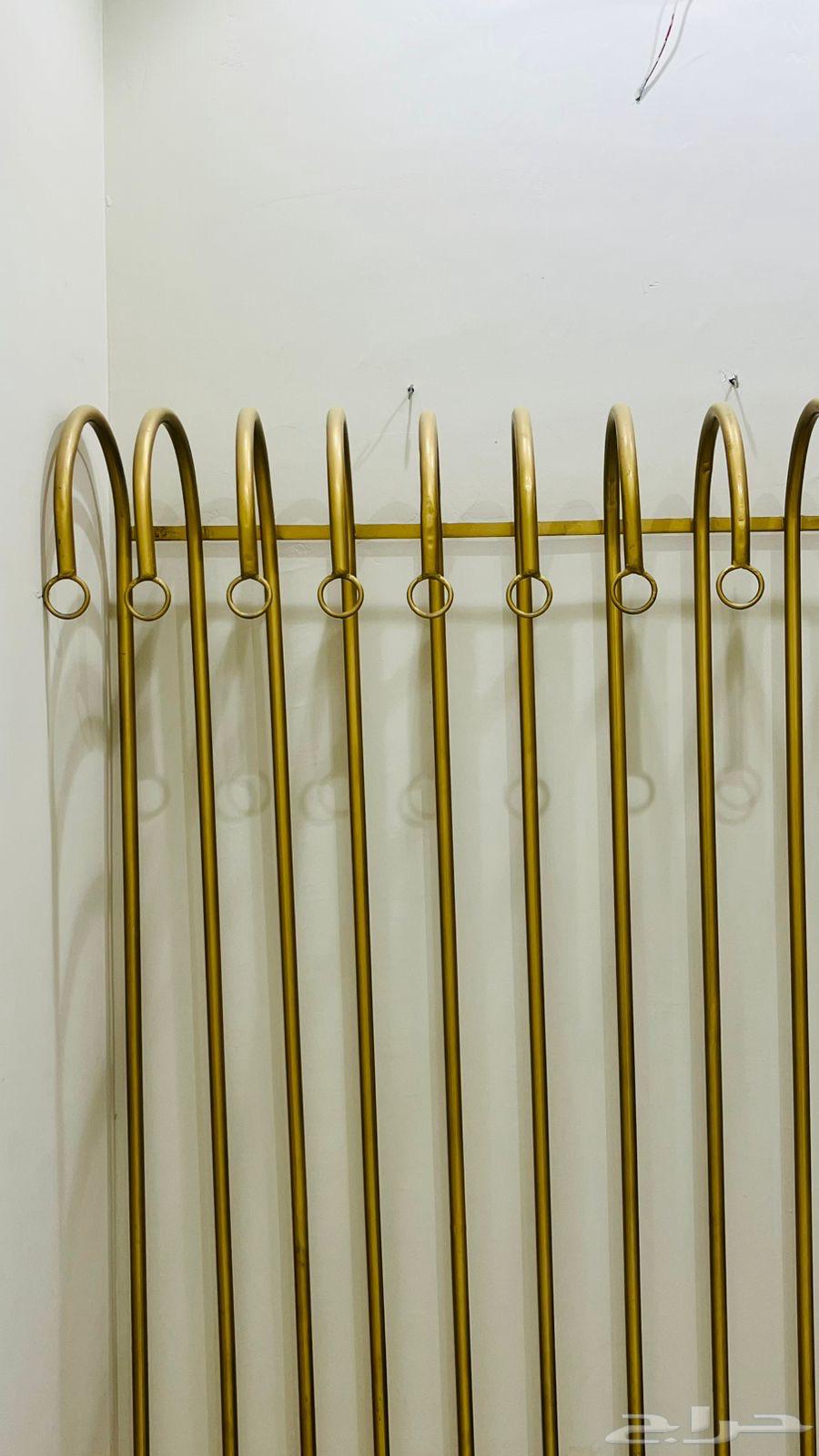 طاوله وعلاقه عبايه64443250019330111