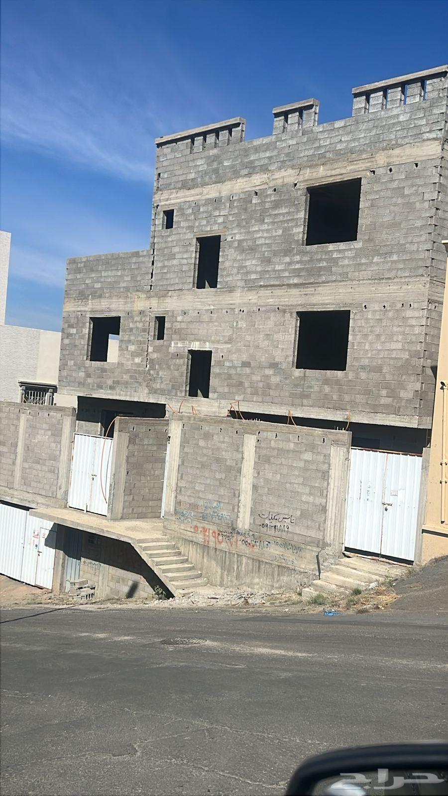 Villa with top floor and three personal use apartments64142381160963112