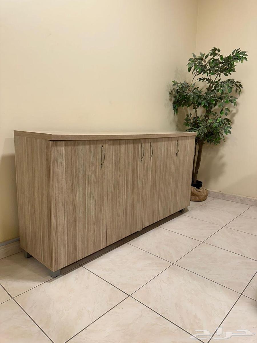 للبيع طاولة مكتب و دولاب و كرسي على السوم64447069054338110