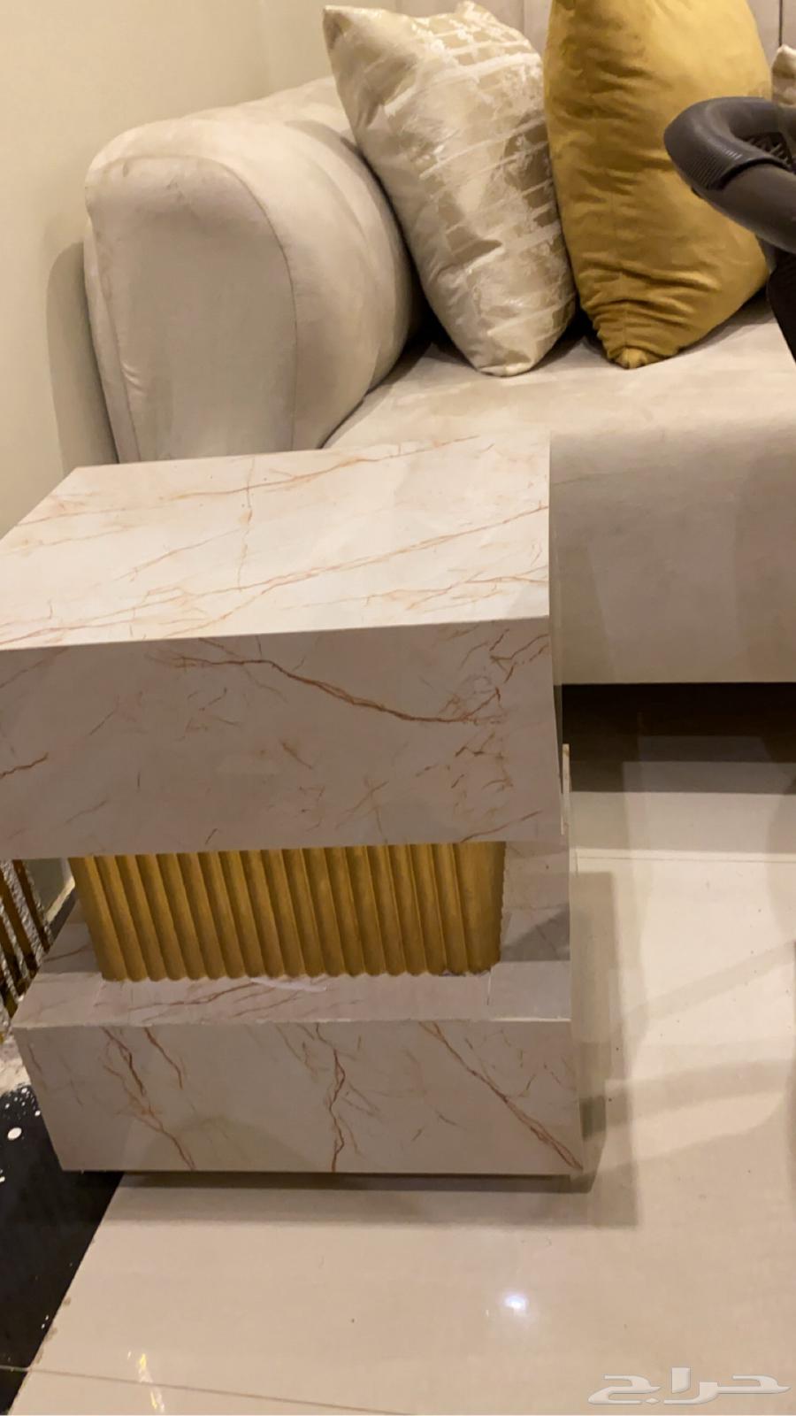 للبيع طاولات جديدة ونظيفه كبيره مع 4 خدمه64450611358723111